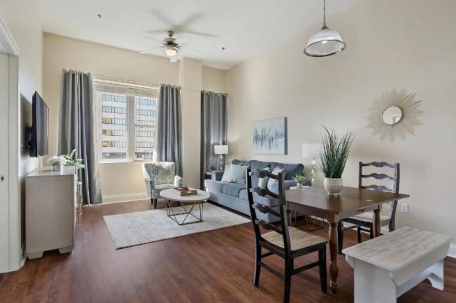 Amazing Beautiful View 2 Blocks To French Quarter, Small Rooftop Pool, Gym, Seanger Theater, Super Dome, And Bourbon St Aparthotel New Orleans