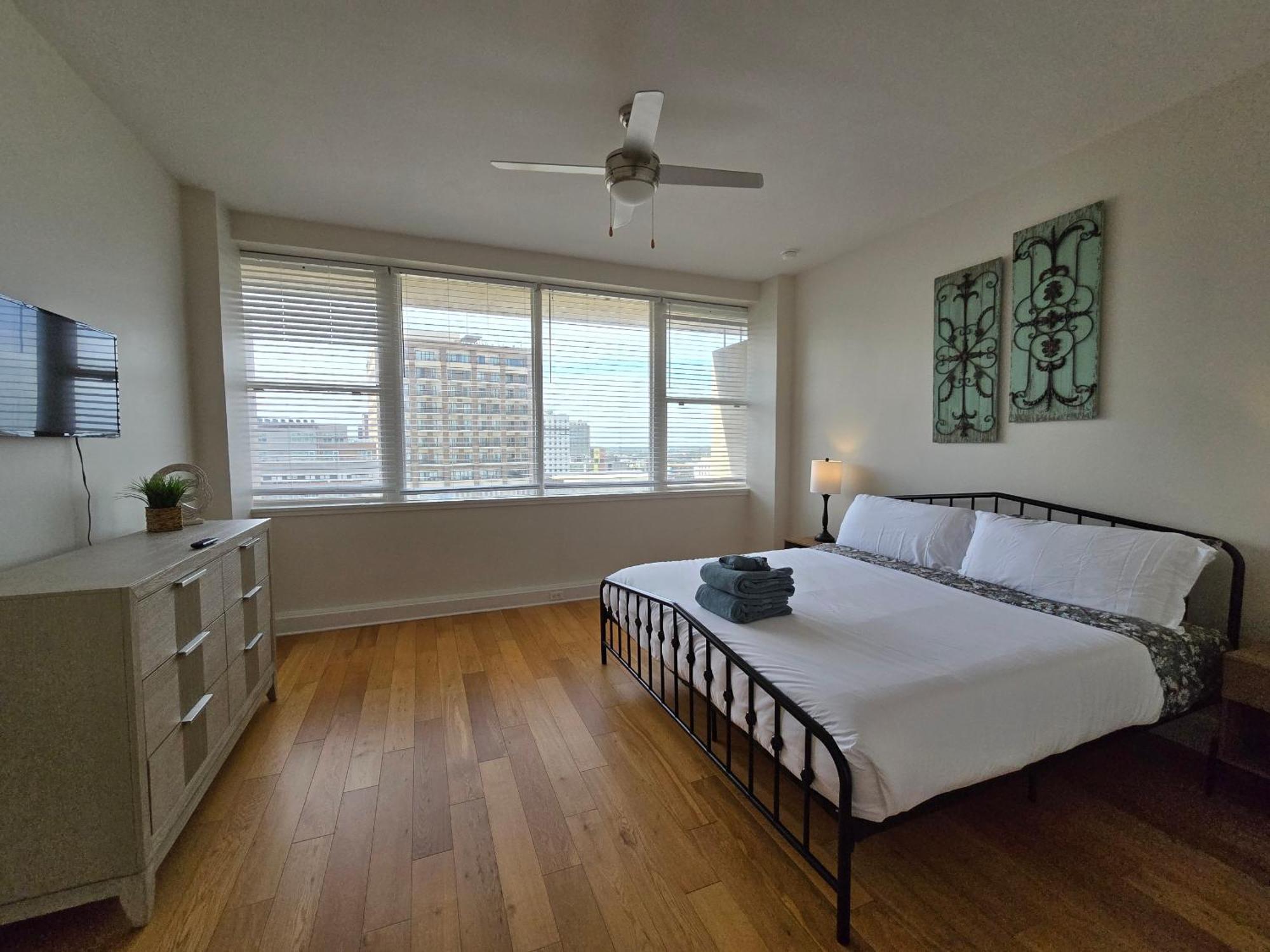 Amazing Beautiful View 2 Blocks To French Quarter, Small Rooftop Pool, Gym, Seanger Theater, Super Dome, And Bourbon St Aparthotel