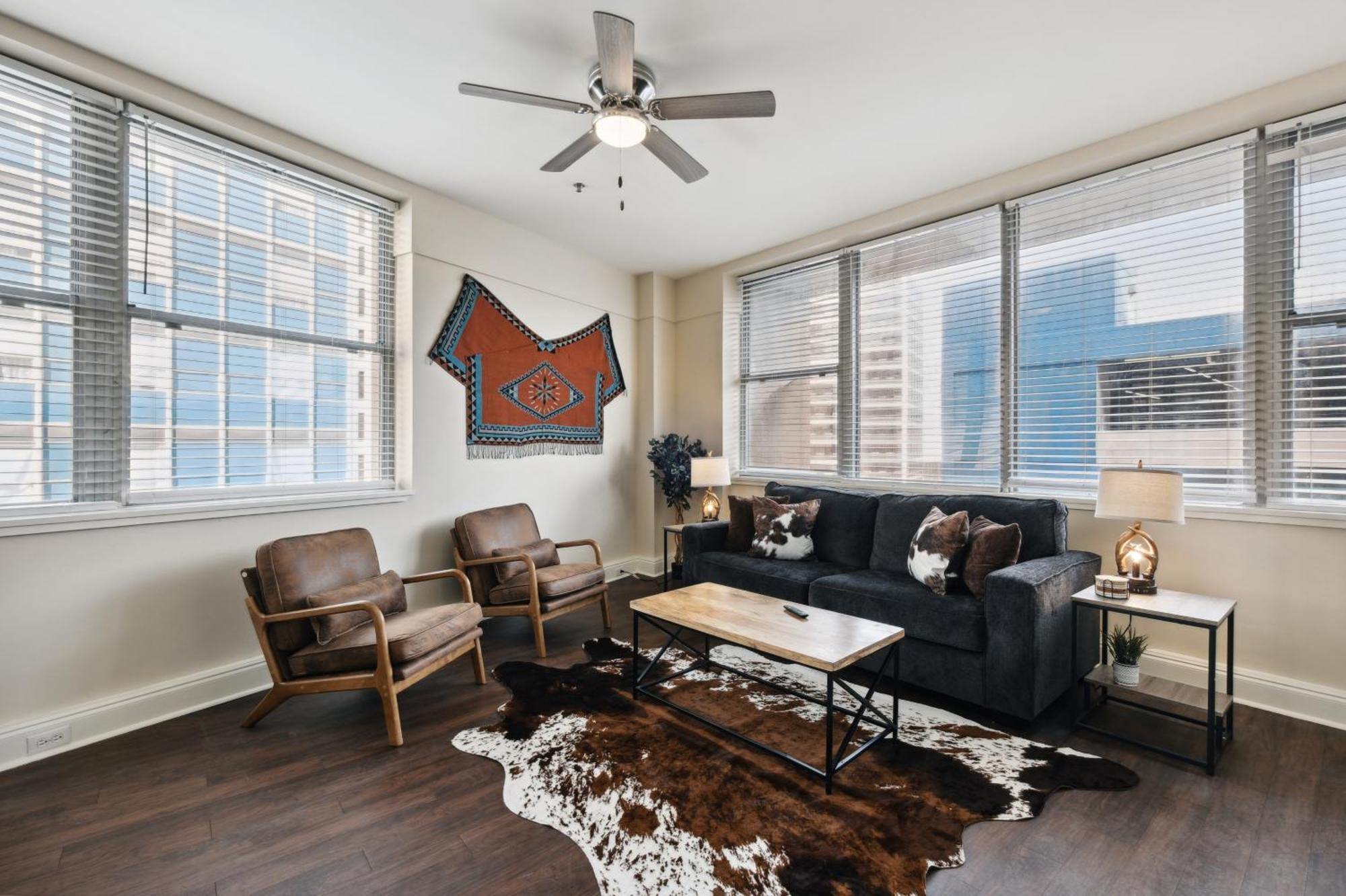 Amazing Beautiful View 2 Blocks To French Quarter, Small Rooftop Pool, Gym, Seanger Theater, Super Dome, And Bourbon St New Orleans