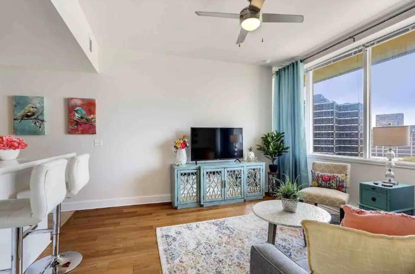Aparthotel Amazing Beautiful View 2 Blocks To French Quarter, Small Rooftop Pool, Gym, Seanger Theater, Super Dome, And Bourbon St New Orleans