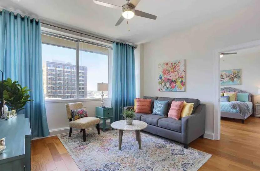 Amazing Beautiful View 2 Blocks To French Quarter, Small Rooftop Pool, Gym, Seanger Theater, Super Dome, And Bourbon St *