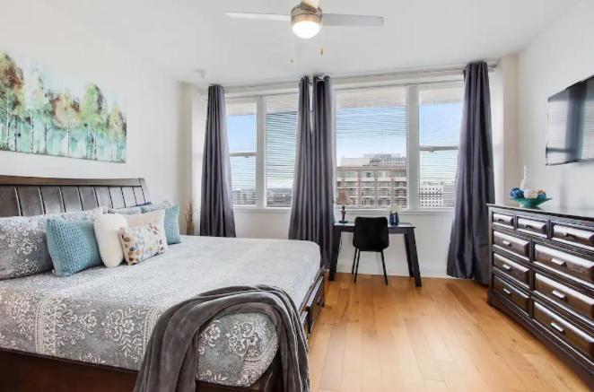 Amazing Beautiful View 2 Blocks To French Quarter, Small Rooftop Pool, Gym, Seanger Theater, Super Dome, And Bourbon St Aparthotel