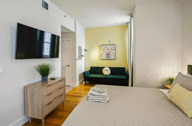 Amazing Beautiful View 2 Blocks To French Quarter, Small Rooftop Pool, Gym, Seanger Theater, Super Dome, And Bourbon St * New Orleans