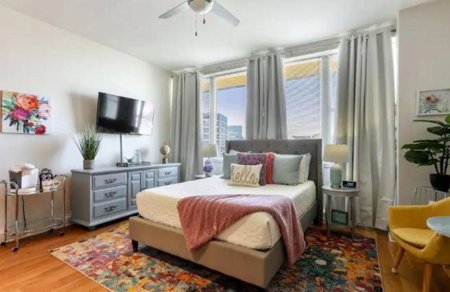 Amazing Beautiful View 2 Blocks To French Quarter, Small Rooftop Pool, Gym, Seanger Theater, Super Dome, And Bourbon St Aparthotel