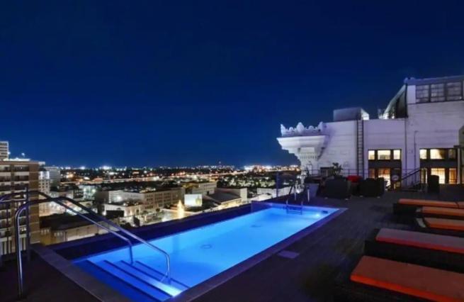 Amazing Beautiful View 2 Blocks To French Quarter, Small Rooftop Pool, Gym, Seanger Theater, Super Dome, And Bourbon St